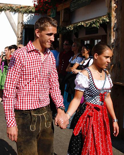 Mit seiner Freundin Anne Marie Ziege an der Hand kommt Nils Petersen zur FC Bayern-Wiesn.