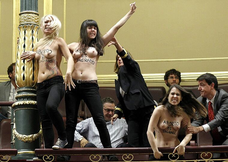 Aktivistinnen der Frauenbewegung FEMEN demonstrierten am Mittwoch im spanischen Parlament in Madrid.