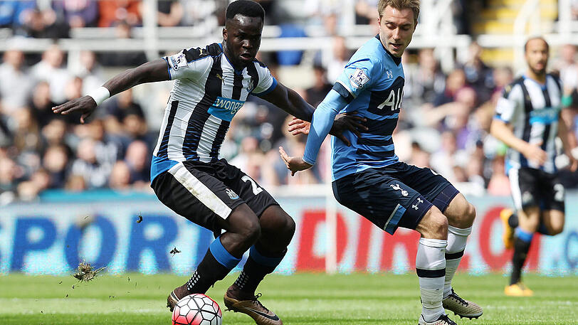 Cheick Tiote (l.) in einem Spiel für seinen früheren Verein Newcastle. Jetzt starb der Ivorer mit nur 30 Jahren nach einem Zusammenbruch im Training.