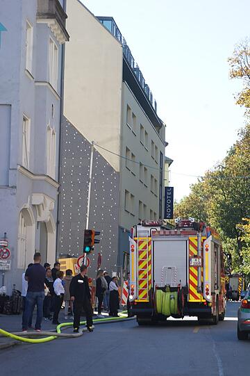 Wegen der starken Rauchentwicklung nach einem Saunabrand hat die Feuerwehr das Hotel evakuiert. Verletzt wurde niemand.