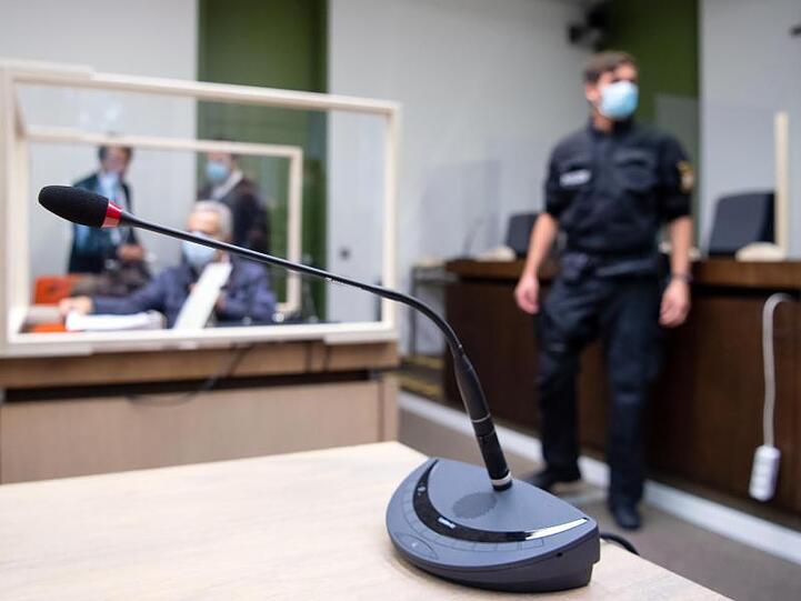 Der wegen Fälschung von Fahrkarten angeklagte 52-jährige Mann sitzt im Landgericht. Foto: Sven Hoppe/dpa
