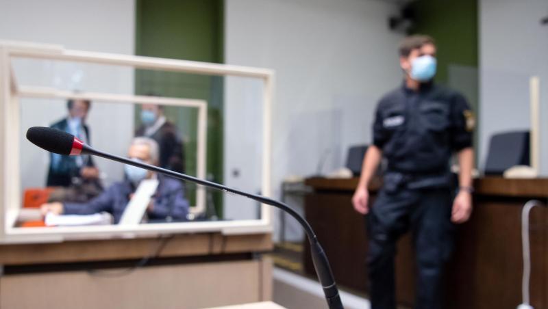 Der wegen Fälschung von Fahrkarten angeklagte 52-jährige Mann sitzt im Landgericht. Foto: Sven Hoppe/dpa Der wegen Fälschung von Fahrkarten angeklagte 52-jährige Mann sitzt im Landgericht. Foto: Sven Hoppe/dpa