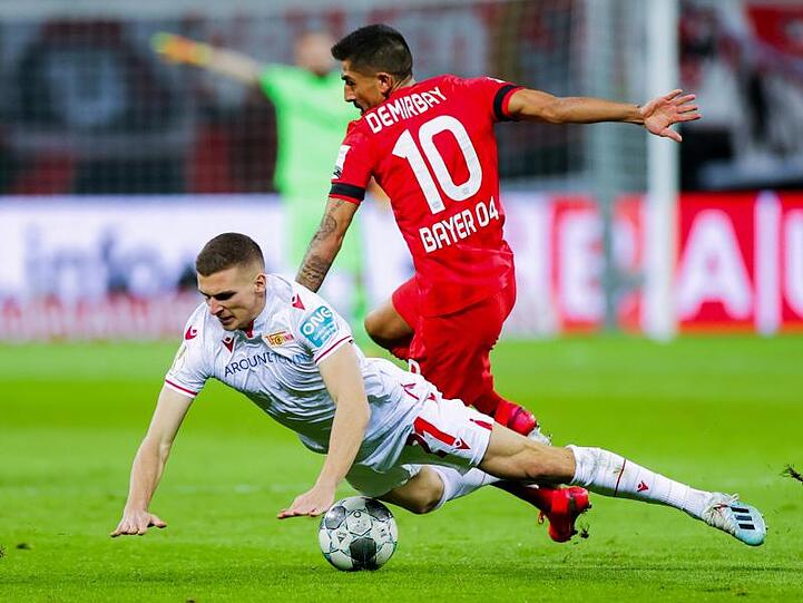 Leverkusens Kerem Demirbay (r) und Grischa Prömel von Union Berlin versuchen an den Ball zu kommen.