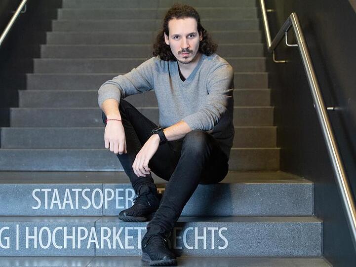 Der österreichische Regisseur Valentin Schwarz im Foyer der Staatsoperette Dresden.