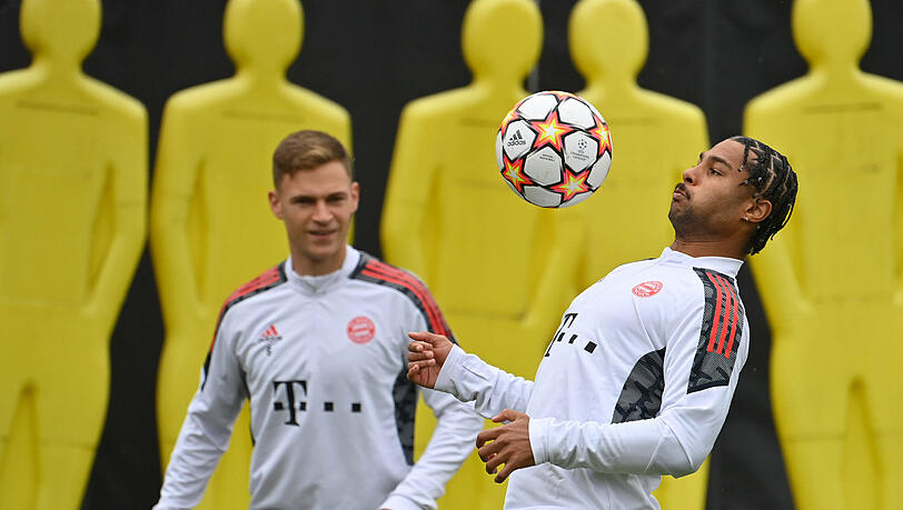 Serge Gnabry (r.) hat sich laut Bundestrainer Hansi Flick impfen lassen.