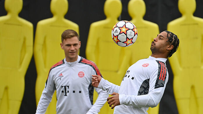 Serge Gnabry (r.) hat sich laut Bundestrainer Hansi Flick impfen lassen.