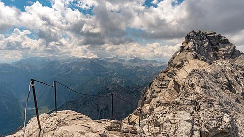 Der Gipfelgrat am Watzmann ist nur an wenigen Stellen versichert. Derzeit liegt dort noch viel Altschnee.