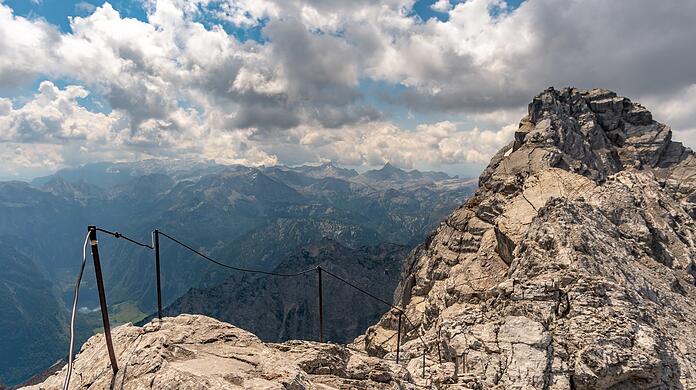 Der Gipfelgrat am Watzmann ist nur an wenigen Stellen versichert. Derzeit liegt dort noch viel Altschnee.