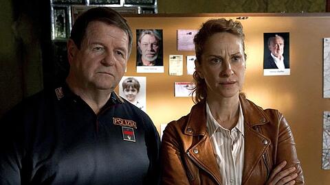 "Der Bozen-Krimi: Verspieltes Glück": Sonja (Chiara Schoras, r.) und der Routinier Peter (Hanspeter Müller-Drossaart) stehen vor einem Rätsel.