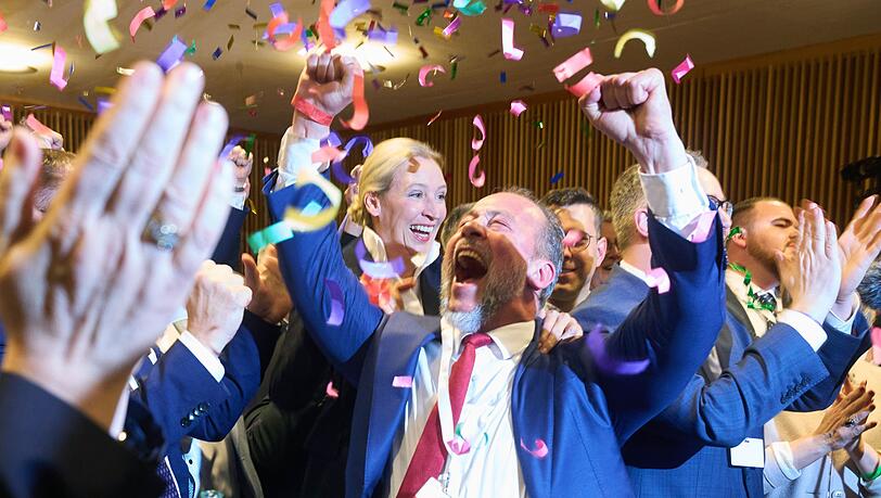Kein Halten mehr: Jan Bollinger AfD-Spitzenkandidat in Rheinland-Pfalz und Parteichefin Alice Weidel jubeln &uuml;ber die Prognosen nach Schlie&szlig;ung der Wahllokale.