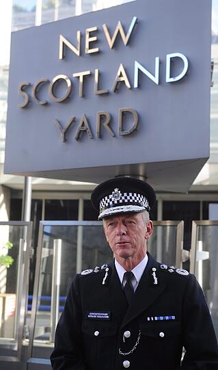 Yard, Scotland: Die Polizei hat eine Spezialeinheit von Scharfschützen abgestellt. &bdquo;Bei uns sind Sie bei Olympia sicher wie die Kronjuwelen im Tower&ldquo;, versprach ein Sprecher von Scotland Yard.