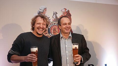Zwei Männer, ein Bier: Marcus Rosenmüller (l.) und Thomas Lienenlüke arbeiten jetzt für Paulaner. Foto: Mike Schmalz