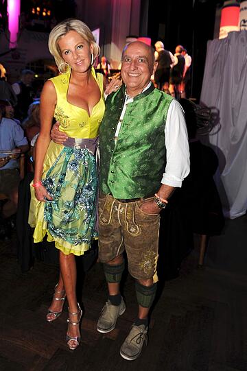 Angermaier-Chef Axel Munz hatte alle Hände voll zu tun. Hier mit Dirndl Couture Astrid Söll.