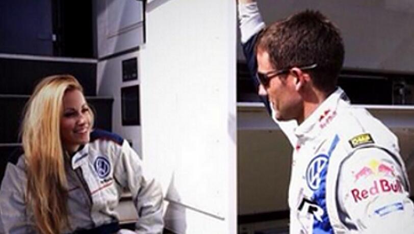 Andrea Kaiser und Sébastien Ogier tauschen verliebte Blicke aus Andrea Kaiser und Sébastien Ogier tauschen verliebte Blicke aus
