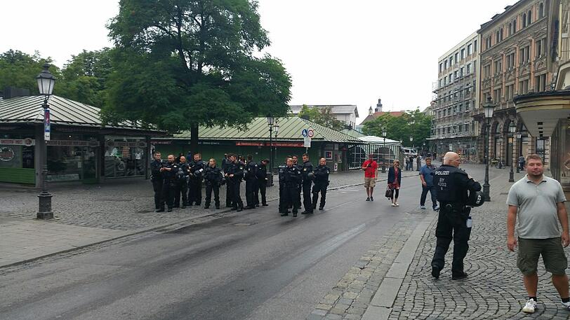 Derby-Stimmung in München: Unter Beobachtung der Polizei versammelten sich die Bayernfans am Vormittag im Tal. Vor dem Grünwalder Stadion kamen die Löwenfans dazu. Rund Tausend Polizisten sind im Einsatz.