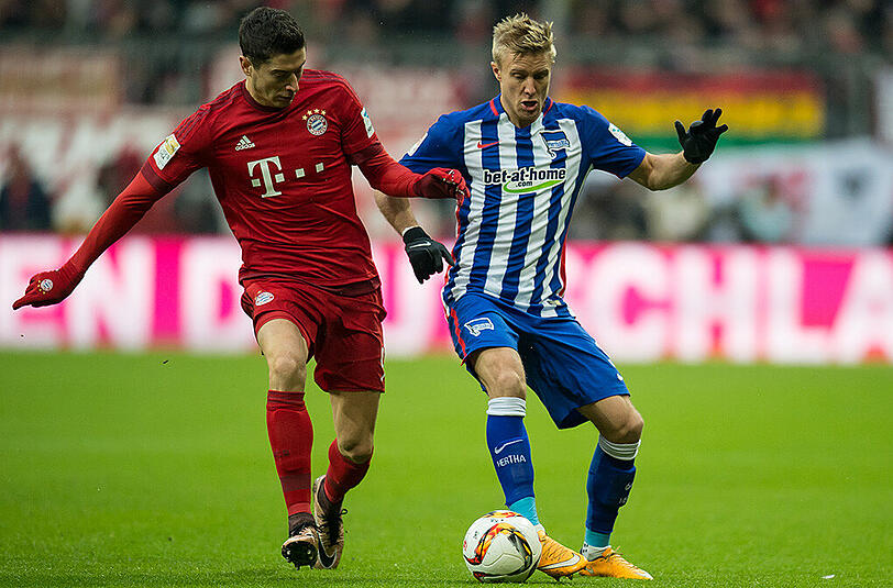 Robert Lewandowski, Note 3: Sehr beweglich und gleich zu Beginn mit Tordrang. Traf nach Lahm-Pass den Pfosten (10.), dann wurde sein Kopfball von der Linie gekratzt (16.). Scheiterte nach der Pause einmal kläglich (54.), als er den Ball mit links nicht traf.