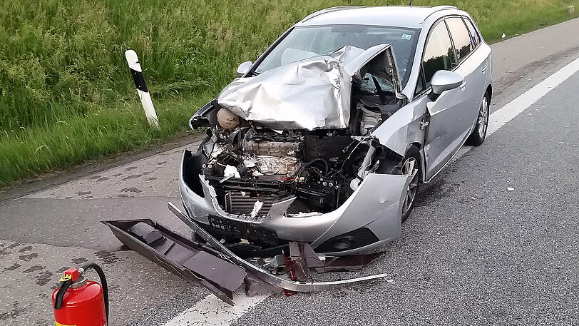Der Wohnwagen ist komplett zerstört, das Zugfahrzeug landete in der Leitplanke. Ingesamt kamen drei Verletzte ins Krankenhaus. Die Bilder von der A7.