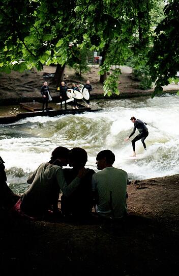 Surfen, schauen und schmusen am Eisbach.
