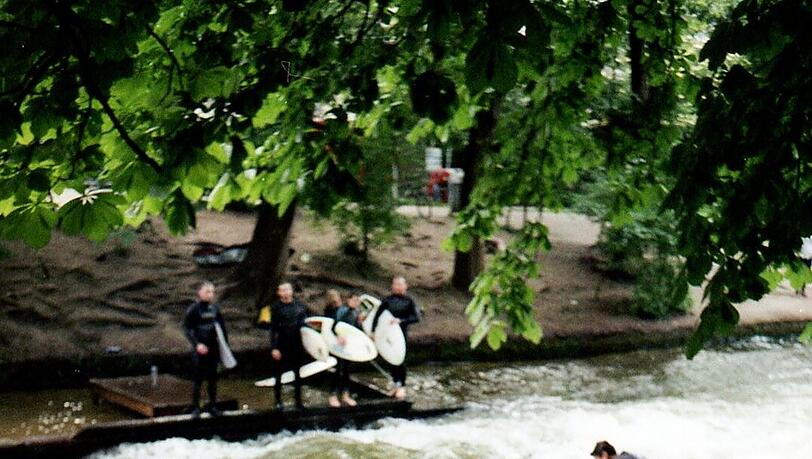 Surfen, schauen und schmusen am Eisbach.