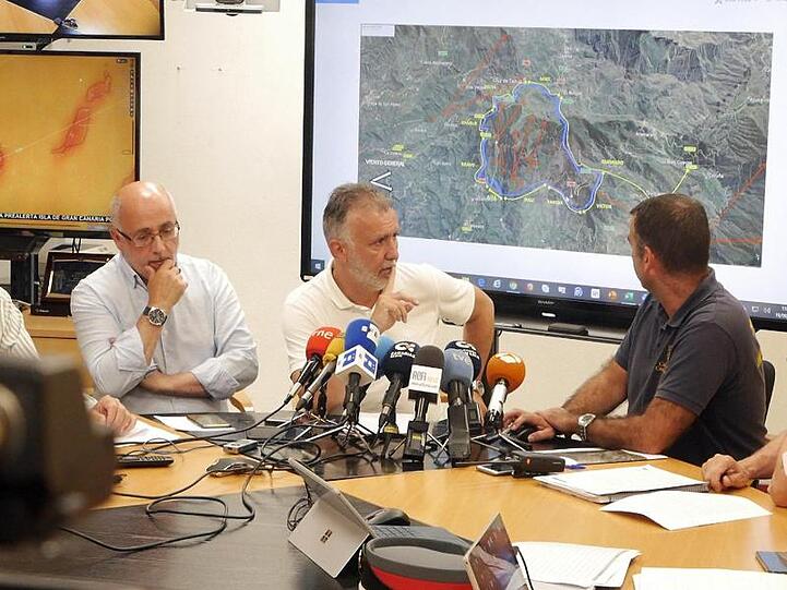 Ángel Víctor Torres (M), Regionalpräsident der Kanarischen Inseln, nimmt zusammen mit den Vertretern der Rettungsdienste an einer Pressekonferenz teil.