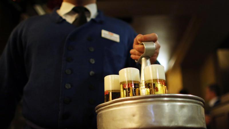 Vor allem kleine Unternehmen, die auf die Gastronomie angewiesen sind, trifft die Krise - etwa Kölsch-Brauereien. Vor allem kleine Unternehmen, die auf die Gastronomie angewiesen sind, trifft die Krise - etwa Kölsch-Brauereien.