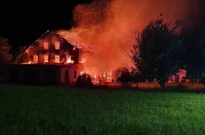 Das Feuer zerstörte die Scheune eines Dreiseithofs in Oberrammelsberg in der Gemeinde Wurmsham.