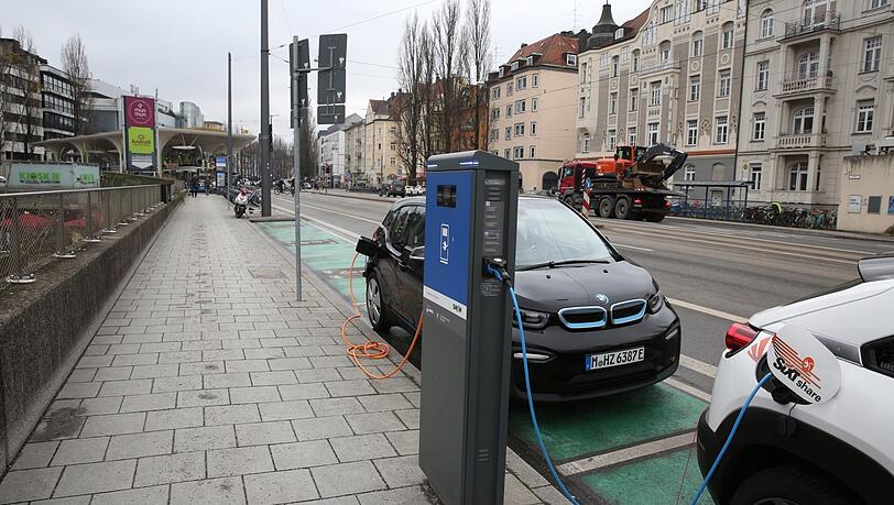 An der Münchner Freiheit gibt es bereits Platz nur für Leihautos, die sind sogar elektrisch.