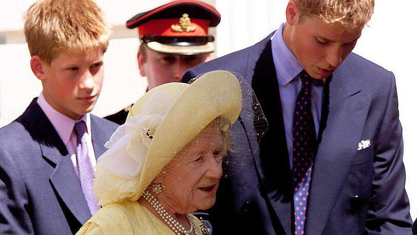 Queen Mum mit ihren beiden Urenkeln Prinz Harry und Prinz William im August 1999. Queen Mum mit ihren beiden Urenkeln Prinz Harry und Prinz William im August 1999.