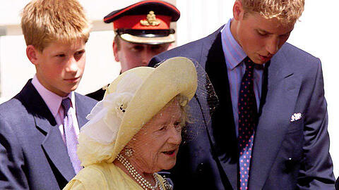 Queen Mum mit ihren beiden Urenkeln Prinz Harry und Prinz William im August 1999.