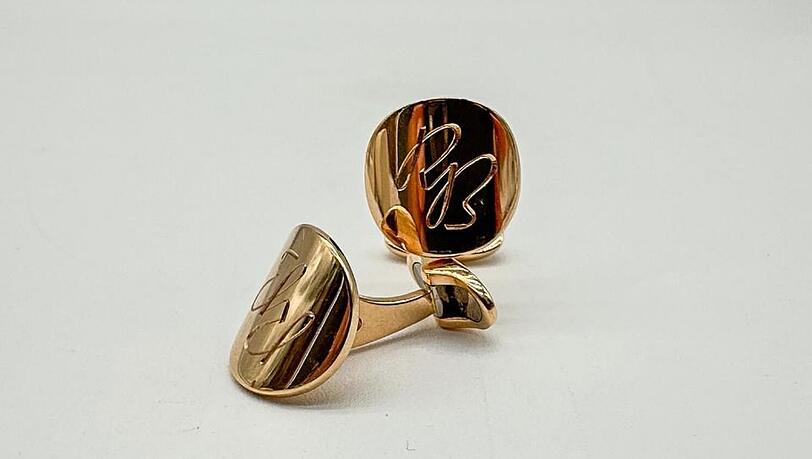 Auf diesen goldenen Manschettenknöpfen prangen Benkos Initialen. Auf diesen goldenen Manschettenknöpfen prangen Benkos Initialen.