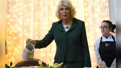 Königin Camilla übergießt den Christmas Pudding.