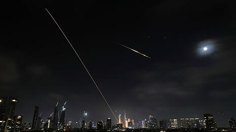 Israelische Angriffe im Iran könnten nach Einschätzung eines Militärexperten noch Tage oder Wochen weitergehen.