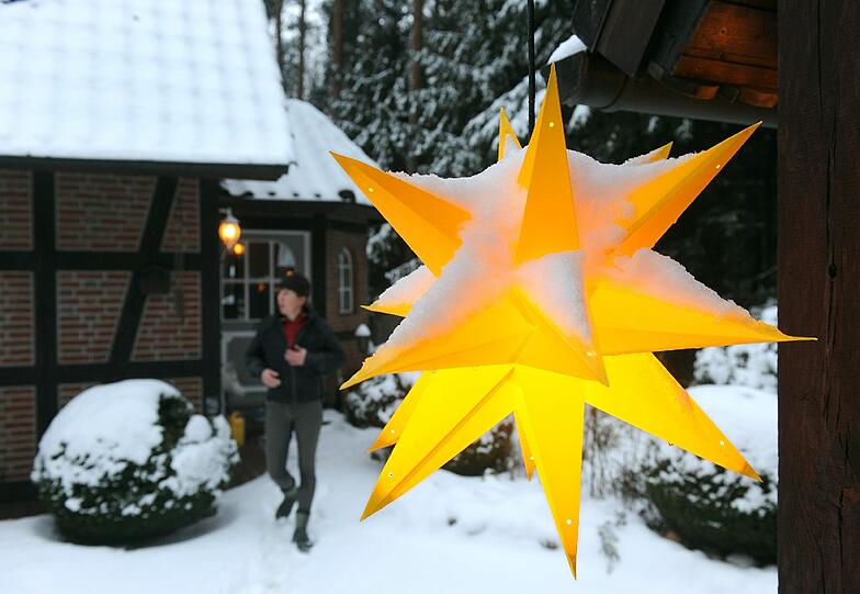 Deutschland bibbert: Mit eisigen Temperaturen und teils kräftigen Schneefall zieht der Winter ein. Die Bilder