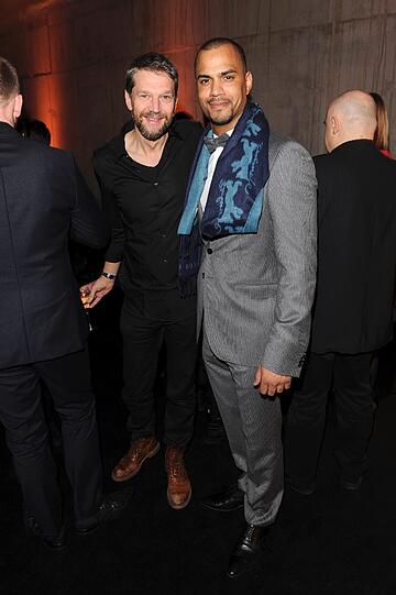 Kai Wiesinger mit Sänger Patrice Bouédibéla (natürlich in BOSS) bei der BOSS-Party und Vernissage "A PERSONAL TOUCH - young photo journalists at the red carpet" im Rahmen der Berlinale im BOSS Store Berlin am Mittwoch.