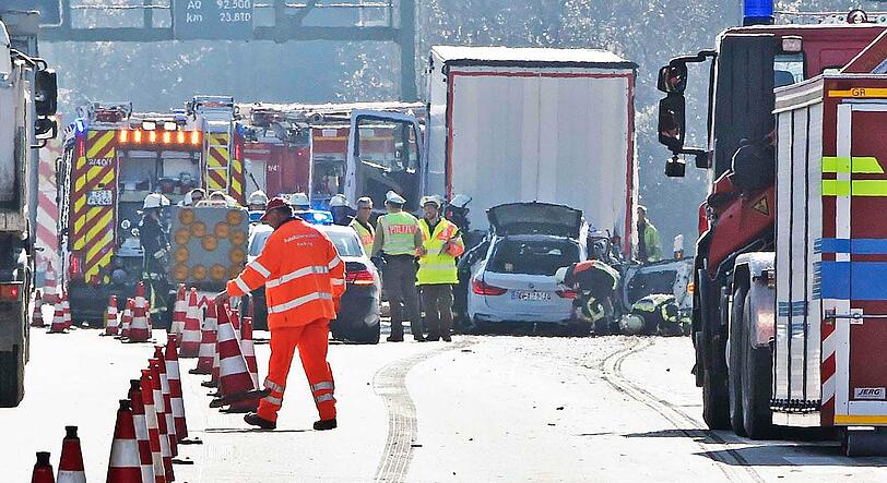 Der Werkstestwagen verkeilte sich unter dem Lkw. Für den Fahrer kam jede Hilfe zu spät.