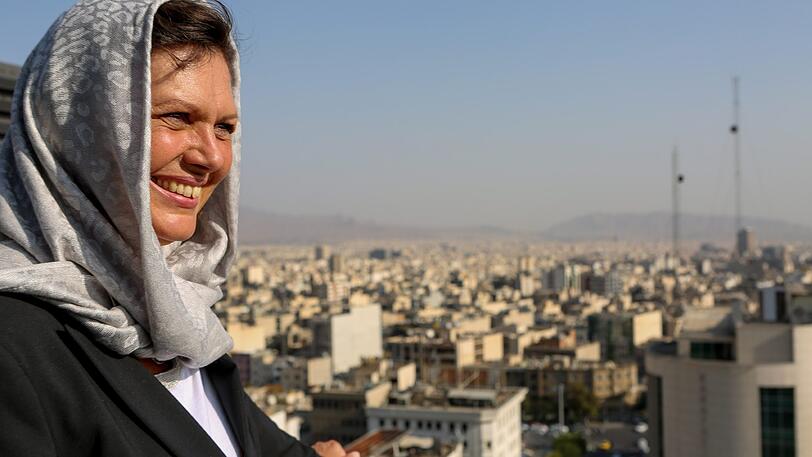 Mit Kopftuch über den Dächern von Teheran: Bayerns Wirtschaftsministerin Ilse Aigner im September 2016 im Iran.