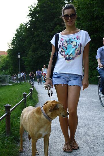 Mila beim Gassi gehen mit ihrem Hund, der...
