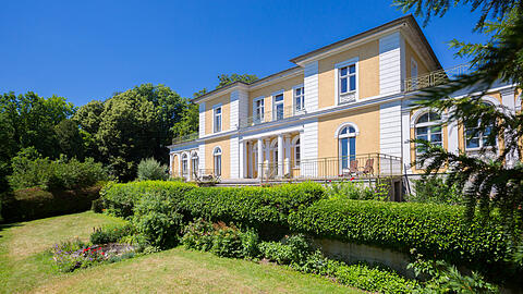 Altehrwürdig, gediegen &ndash; und fast zu schön, um wahr zu sein: Mit diesen Fotos der Villa will das Immobilienbüro Duken von Wangenheim kaufkräftigen Kunden das denkmalgeschützte Anwesen mit Seeblick schmackhaft machen. Klicken Sie durch die Galerie!