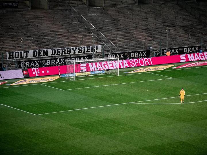 Einzig ein Plakat hinter dem dem Tor von Gladbach-Keeper Yann Sommer schafft ein wenig Derbyatmosphäre.