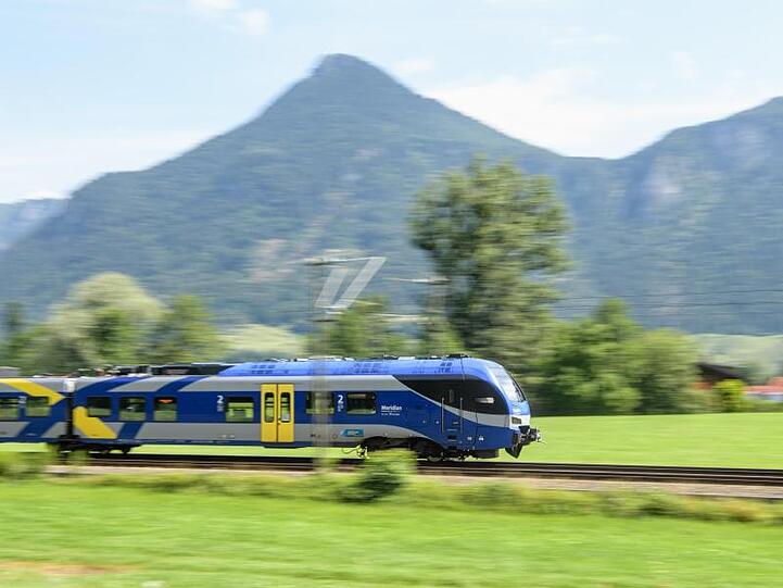 Der Meridian, ein Nahverkehrs-Zugangebot der zu Transdev gehörigen Inntall Bayerischen Oberlandbahn (BOB), fährt über die Gleise. Foto: Matthias Balk/dpa/Archivbild