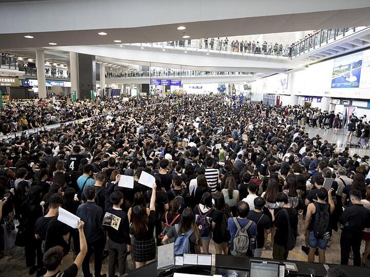 Anti-Regierungs-Proteste in der Ankunftshalle des Hongkonger Flughafens.