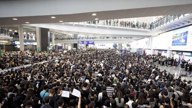 Anti-Regierungs-Proteste in der Ankunftshalle des Hongkonger Flughafens. Anti-Regierungs-Proteste in der Ankunftshalle des Hongkonger Flughafens.