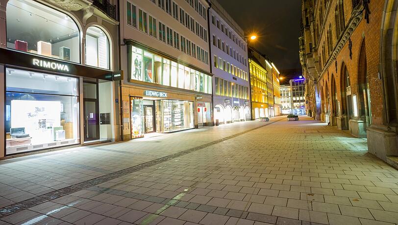 Die Dienerstraße hell erleuchtet, aber ohne einen Menschen. Die Dienerstraße hell erleuchtet, aber ohne einen Menschen.