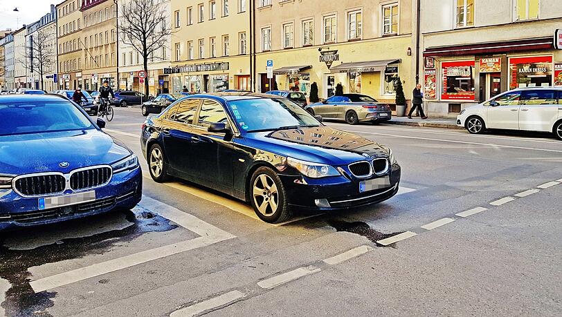 Beispiel Rosenheimer Straße: Der Pkw hält auf dem Fahrradstreifen, die Radler im Hintergrund müssen auf die Straße ausweichen. Beispiel Rosenheimer Straße: Der Pkw hält auf dem Fahrradstreifen, die Radler im Hintergrund müssen auf die Straße ausweichen.