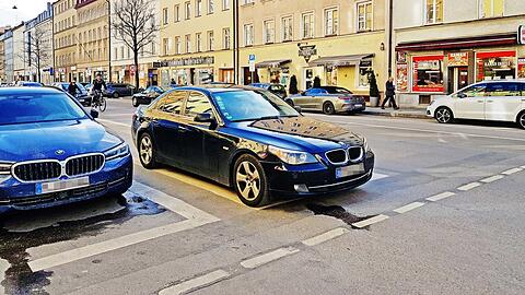 Beispiel Rosenheimer Straße: Der Pkw hält auf dem Fahrradstreifen, die Radler im Hintergrund müssen auf die Straße ausweichen.