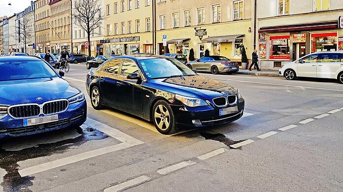 Beispiel Rosenheimer Straße: Der Pkw hält auf dem Fahrradstreifen, die Radler im Hintergrund müssen auf die Straße ausweichen.