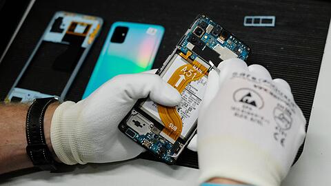 Reparatur eines Mobiltelefones in einer Werkstatt.