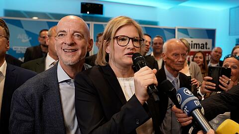 Die Spitzenkandidaten Martin Böhm und Katrin Ebner-Steiner feiern bei der Wahlparty der AfD.