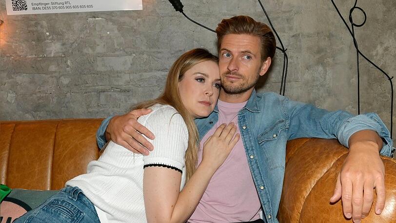 "GZSZ": Philip bestärkt Jessica darin, die Falschaussage vor Gericht nicht zu machen. "GZSZ": Philip bestärkt Jessica darin, die Falschaussage vor Gericht nicht zu machen.