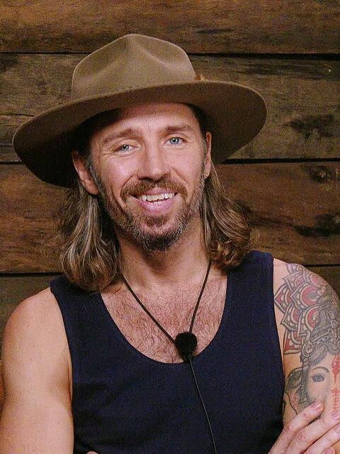 Gil Ofarim f&uuml;hlt sich im Dschungelcamp sichtlich wohler. Geht seine Schweige-Taktik etwa auf?